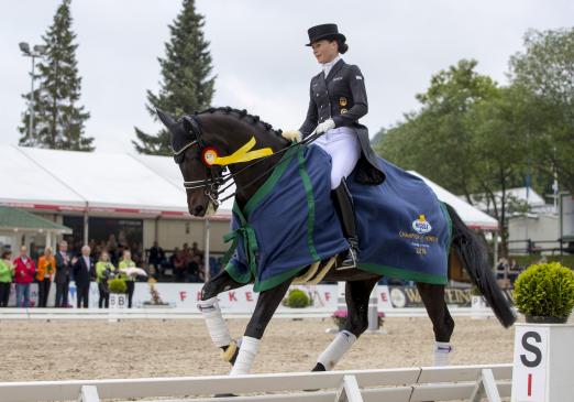 Foto: MEGGLE Champions of Honour ging in Balve an Krsitine Bröring-Sprehe - Fotograf: Sportfotos-Lafrentz.de