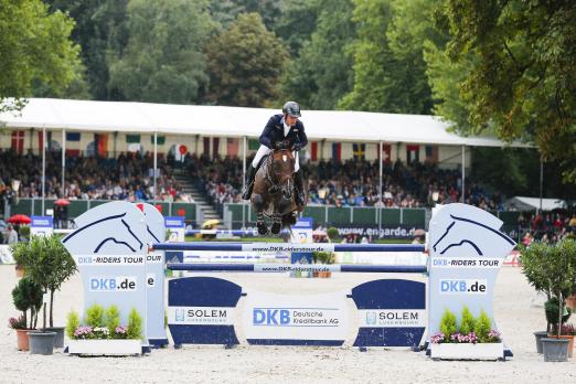 Foto: Julien Epaillard (FRA) und Quatrin de la Roque beim Sieg im Großen Preis von Paderborn 2015 - Fotograf: Thomas Hellmann