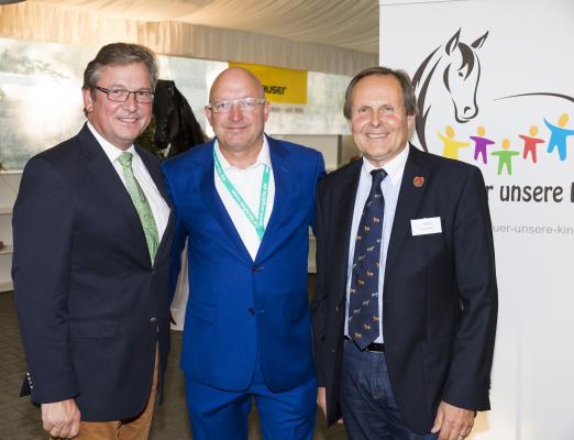 Foto: Paderborns Bürgermeister Michael Dreier mit Veranstalter Volker Wulff und Meinolf Päsch (TuPaRe) beim Empfang im Rahmen der Paderborn Challenge (v.l.) - Fotograf: Thomas Hellmann