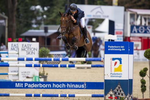 Foto: Peder Fredricson (SWE), der Silbermedaillengewinner von Rio, gewann den Preis von "Paderborn überzeugt" mit dem achtjährigen H&M Carat Desire - Fotograf: Sportfotos-Lafrentz.de