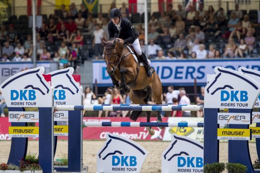 Foto: James Davenport (GBR) sprang mit Tiger zum Sieg im Championat von Paderborn - Fotograf: Sportfotos-Lafrentz.de