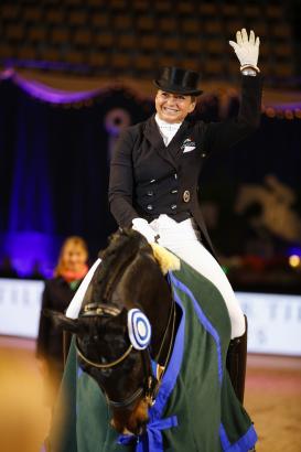 Foto: Goldmedaillengewinnerin Dorothee Schneider kommt in die Olympiahalle - Fotograf: Thomas Hellmann