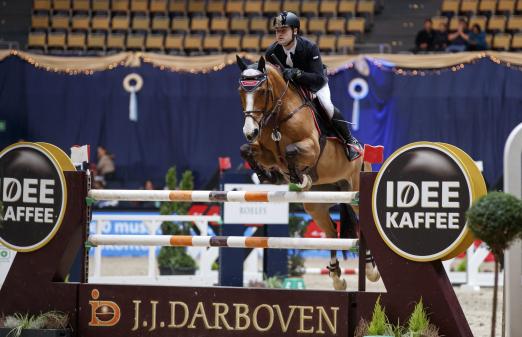 Foto: Der Brite Ben Talbot (GBR) siegt mit Sacramento im Preis von J.J.Darboven - Fotograf: Sportfotos-Lafrentz.de