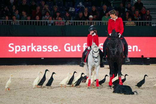 Foto: Anne Krüger verzaubert das Publikum mit Ihren tierischen Schaubildern - Fotograf: Sportfotos-Lafrentz.de