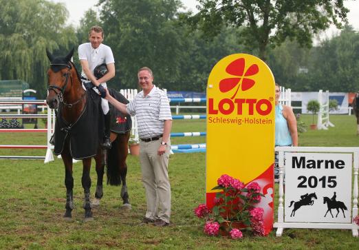 Foto: Foto: Maik Hintze gratuliert Carsten-Otto Nagel zu seinem Erfolg in Marne - Fotograf: Stefan Lafrentz