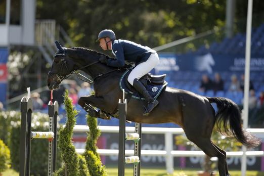 Foto: Mario Stevens und El Bandiata sicherten sich den Sieg im Eröffnungsspringen des Deutschen Spring- und Dressur-Derbys - Fotograf: Stefan Lafrentz