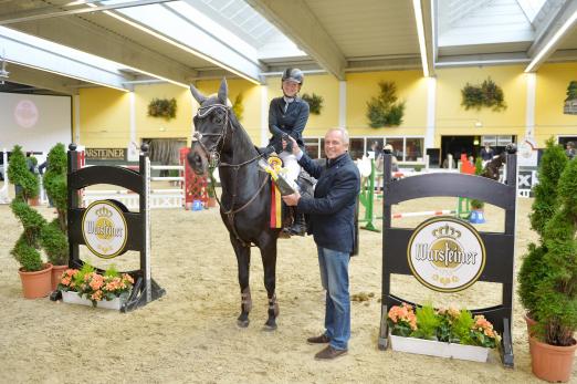 Foto: Josephine Dallmann aus dem niedersächsischen Kuhstedt mit Carlos S waren das Siegerpaar des Juniorenspringens. Turnierleiter Uwe Wendt gratuliert - Fotograf: Karl-Heinz Frieler