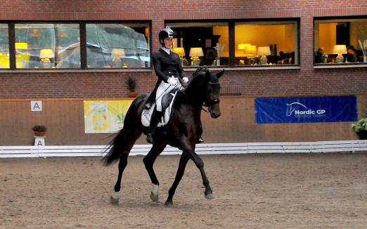 Foto: Heimste einen Doppelerfolg ein - Libuse Mencke gewann die Youngster-Dressur mit Silberglanz und wurde mit Millennium Star Zweite - mehr geht nicht - Fotograf: ALL