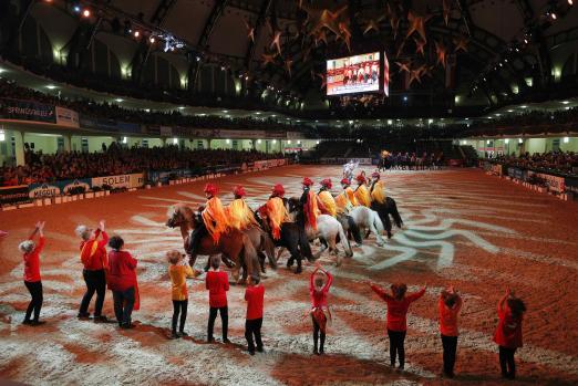 Foto: Die Shows der hessischen Reitvereine, wie hier der Islandpferdefreunde Wäller Wind, begeistern jedes Jahr in Frankfurt - Fotograf: Stefan Lafrentz