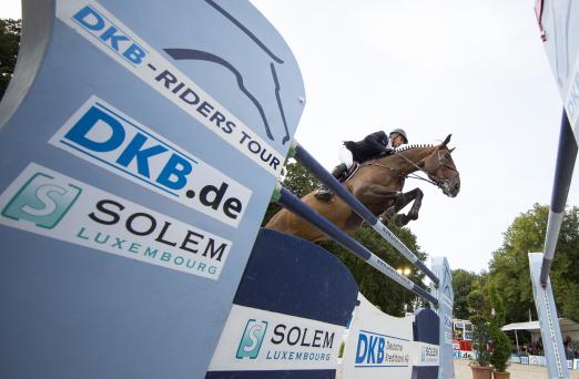 Foto: Sausten förmlich zum Sieg in der Qualifikation zur DKB-Riders Tour: Julien Epaillard und Quatrin de la Roque - Fotograf: Stefan Lafrentz
