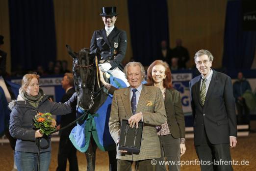 Foto (v.l.n.r.): Pferdepflegerin von Desperados FRH, Kristina Sprehe, Toni Meggle, Marina Meggle, Dr. Jochen Berninghaus - Fotograf: sportfotos-lafrentz.de