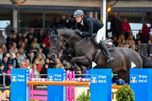 Foto: Mit der Holsteiner Stute Gasira triumphierte Tjade Carstensen in Deutschlands U25-Springpokal in Aachen und startete bereits im vergangenen Jahr mit ihr in Hörup - Fotograf: RathmannVerlag/Malina Blunck