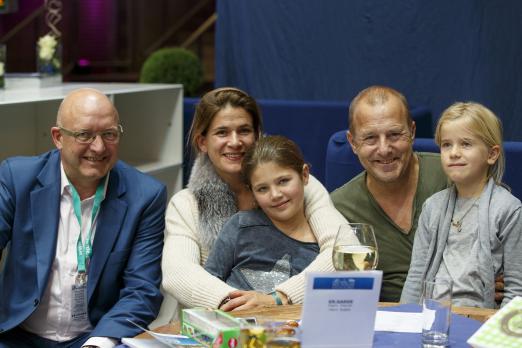 Foto: Marie-Jeanette und Heino Ferch mit den Kindern Louisa und Ava, sowie Indoors-Veranstalter Volker Wulff - Fotograf: Sportfotos-Lafrentz