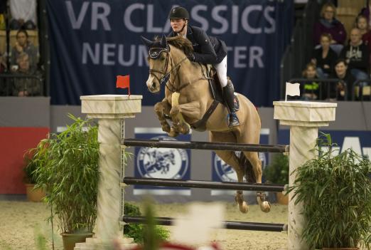 Foto: Maurice Tebbel siegt mit Lava Levista im internationalen Eröffnungsspringen - Preis der Turnier- & Reitsportgemeinschaft Holstenhalle Neumünster e.V. - Fotograf: Stefan Lafrentz