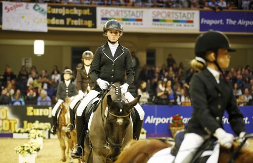 Foto: Junge Talente im Linsenhoff-Förderpreis beim Hessentag des Internationalen Festhallen Reitturniers Frankfurt. - Fotograf: Thomas Hellmann