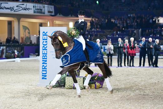 Foto: Isabell Freese und ihr Hengst Vitalis gewannen das Jubiläumsfinale des NÜRNBERGER BURG-POKAL mit 79,220 Prozent - Fotograf: Karl-Heinz Frieler