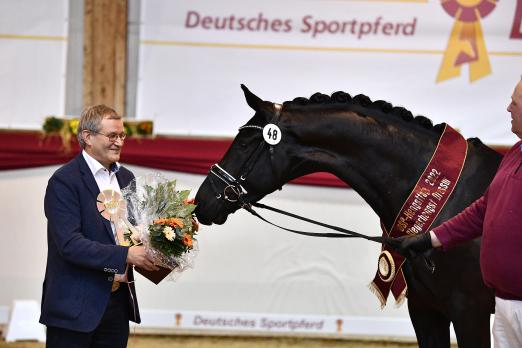 Foto: Der Dressurchampion 2022 (von Don Royal x Quadroneur abstammend) mit seinem Züchter Dr. Frank Klakow - Fotograf: Björn Schroeder