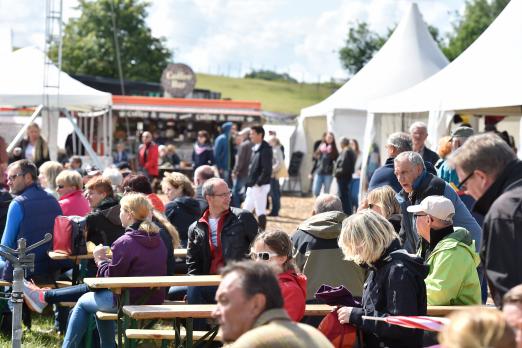 Foto: Gut besuchter KMG Cup - die Pferdesportfans kamen gern nach Sommerstorf - Fotograf: Karl-Heinz Frieler