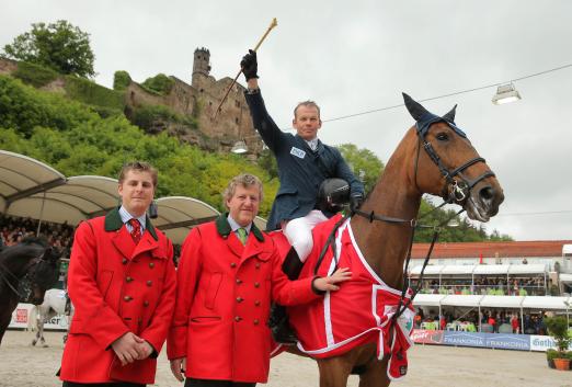 Foto: V.r. Lars Nieberg auf Leonie W., Carl Graf von Hardenberg und sein Sohn Carl. - Fotograf: sportfotos-lafrentz.de 