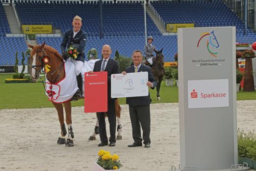 Foto: Dem Sieger gratulieren (v.r.) Peter Weinberg (Mitglied Aufsichtsrat ALRV) und Ralf Wagemann, Mitglied des Vorstands der Sparkasse Aachen. Das Bild kann honorarfrei verwendet werden - Fotograf: CHIJ Aachen/ Michael Strauch