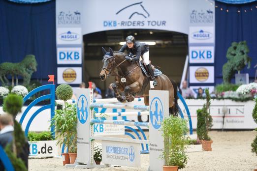 Foto: Titelverteidigerin im Bayern Championat der Nürnberger Versicherungen: Simone Blum und Flying Boy. - Fotograf: Karl-Heinz Frieler