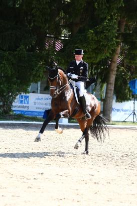 Foto: Mit dem Rekordergebnis von 80,415 Prozent qualifizieren sich Reitmeister Hubertus Schmidt und Escolar für das Finale des NÜRNBERGER BURG-POKAL - Fotograf: Renke Klaproth 