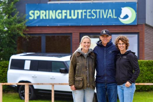 Foto: Kurz vor dem Start des Springflut Festivals in Hörup steigt im engagierten Organisationsteam (v. r.) rund um das Ehepaar Katrin und Stephan Johannsen sowie Helene Rickers die Vorfreude auf die kommenden Turniertage - Fotograf: RathmannVerlag/Malina Blunck Foto: Kurz vor dem Start des Springflut Festivals in Hörup steigt im engagierten Organisationsteam (v. r.) rund um das Ehepaar Katrin und Stephan Johannsen sowie Helene Rickers die Vorfreude auf die kommenden Turniertage - Fotograf: RathmannVerlag/Malina Blunck