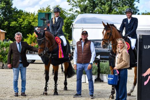 Foto: In der Springpferdeprüfung der Klasse M sah der Preis des Horse Shop Landenhausen Leon Lersch-Kessel mit Lord Theurer an der Spitze. Die zweite Abteilung, Preis von SaddleS by Peer Hagge, gewann Nele Kortsch mit Quiz Me (r.) - Fotograf: RathmannVerlag/Malina Blunck