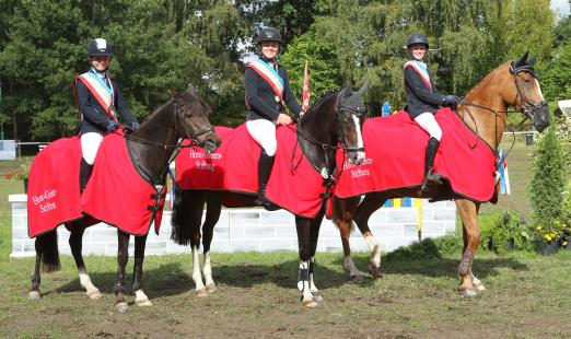 Foto: Die Landesmeister im Springreiten von Pasewalk 2020 in den Nachwuchsklassen: v.l. Vivian Schuldt vom RFV Trent (U16 Ponyreiter), Luzie Schwin-ge vom RV Weitenhagen (U16) und Hendrik Greve vom RFV Gadebusch (U18) - Fotograf: © Jutta Wego