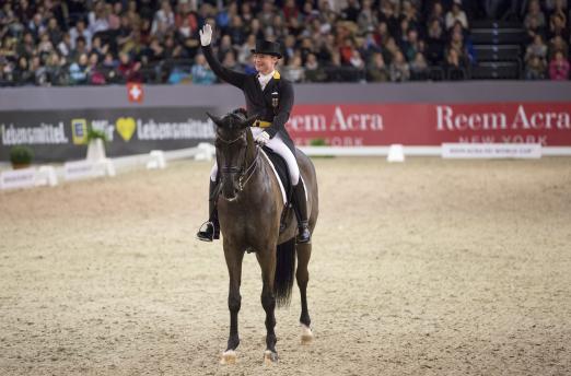 Foto: Mit 84,60 Prozent hat Isabell Werth die Grand Prix Kür, präsentiert von der VR Bank Neumünster und der Bausparkasse Schwäbisch-Hall, im Reem Acra FEI World Cup Dressage in Neumünsters Holstenhallen gewonnen - Fotograf: Stefan Lafrentz