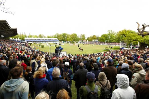 Foto: Vollbesetzt - das Springstadion im Derbypark - Fotograf: Hellmann