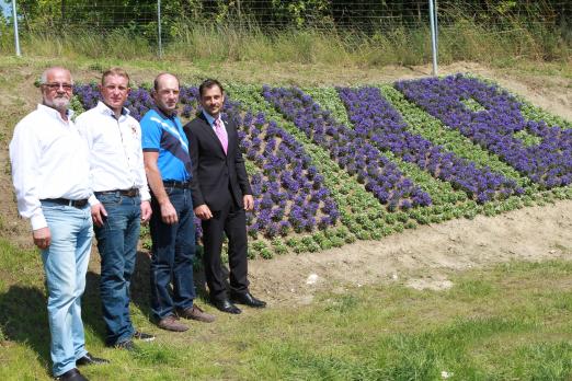 Foto: Vor der neu angelegten DKB-Blumenrabatte v.l. Alfred Behrens (BSC), Thomas Kleis, Holger Wulschner, Tino Lindstedt. - Fotograf: Jutta Wego