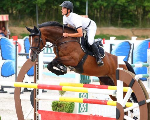 Foto: Der 23-jährige Philipp Makowei von der Insel Poel hat bei den DKB-Pferdewochen Rostock im Eröffnungsspringen auf Balouna Windana den 2. Platz belegt. - Fotograf: Andreas Pantel