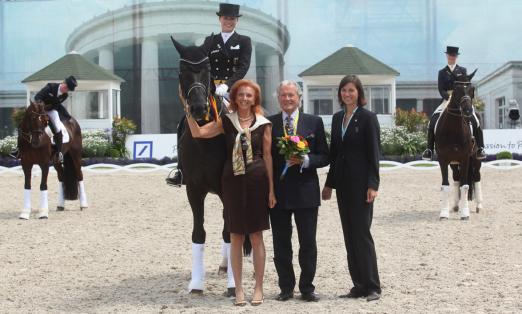 Foto: Kristina Sprehe, es gratulieren Marina und Toni Meggle sowie ALRV-Aufsichtsratsmitglied Stefanie Peters (rechts).