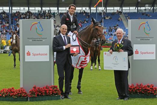 Foto: Dem Sieger gratulieren (v.r.) ALRV-Aufsichtsratsmitglied Hans Kauhsen und Vorstandsmitglied der Sparkasse Aachen Ralf Wagemann - Fotograf: CHIO Aachen/Michael Strauch