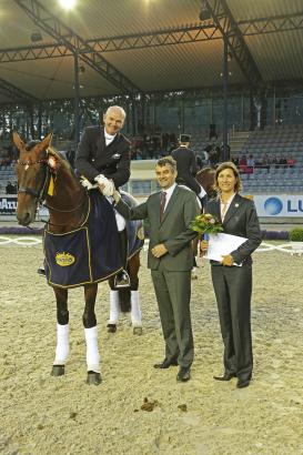 Foto: Dem Sieger gratulieren Joris Kaanen, Geschäftsführer von Havens Pferdefutter und ALRV Aufsichtsratsmitglied Stefanie Peters - Fotograf: CHIO Aachen/Michael Strauch