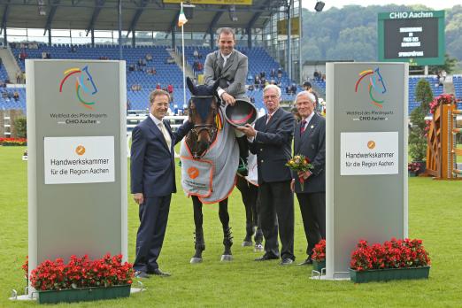 Foto: Dem Sieger gratulieren v.l. Peter Deckers, Hauptgeschäftsführer Handwerkskammer Aachen, Dieter Philipp, Präsident der HWK und ALRV-Präsident Carl Meulenbergh