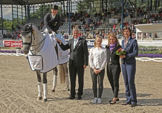 Foto: Der Siegerin Isabell Werth gratulieren v.r. ALRV-Aufsichtsratsmitglied Stefanie Peters, Sabine Tesch, Vicky Tesch und Siegward Tesch - Fotograf: CHIO Aachen/Michael Strauch