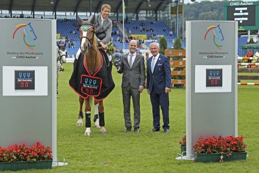 Foto: Dem Sieger gratulieren v.l. NetAachen-Geschäftsführer Andreas Schneider und ALRV-Präsident Carl Meulenbergh - Fotograf: CHIO Aachen/ Michael Strauch