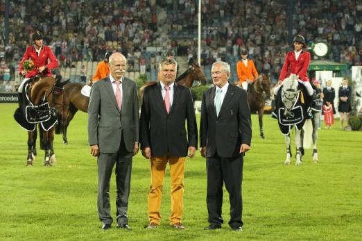 Foto: Der siegreichen belgischen Equipe mit ihrem Trainer Kurt Gravemeier (Mitte) gratulieren Dr. Dieter Zetsche (links), Vorstandsvorsitzender der Daimler AG, und der Präsident des Aachen-Laurensberger Rennvereins Carl Meulenbergh.