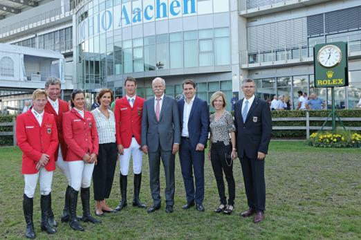 Foto von links: die Springreiter Marcus Ehning, Ludger Beerbaum, Katrin Eckermann, Verlegerin Gudrun Bauer, Springreiter Daniel Deußer, den Vorstandsvorsitzenden der Daimler AG Dr. Dieter Zetsche, den Geschäftsführer der Aachener Reitturnier GmbH Michael Mronz, die Springreiterin und Mercedes-Benz Markenbotschafterin Meredith Michaels-Beerbaum sowie den Bundestrainer der deutschen Springreiter Otto Becker.