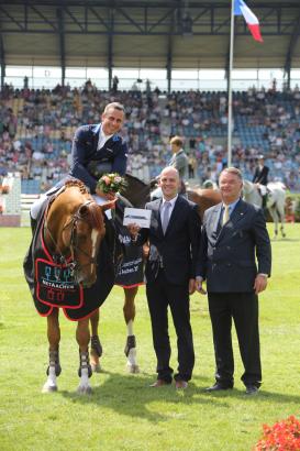 Foto: Es gratulieren v.l. NETAACHEN-Geschäftsführer Andres Schneider und Peter Weinberg, Mitglied des ALRV-Aufsichtsrats. - Fotograf: CHIO Aachen/Michael Strauch