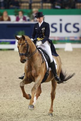 Foto: Im Galopp zum ersten Grand Prix-Sieg in Neumünsters Qualifikation zum Reem Acra FEI World Cup - Fabienne Lütkemeier und D´Agostino. - Fotograf: Stefan Lafrentz