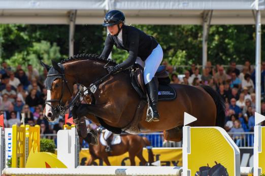 Foto: Teike Friedrichsen und ihr Holsteiner Mr. Million gewannen im vergangenen Jahr beim Springflut Festival in Hörup die Qualifikation zum Future-Championat der fünfjährigen Springpferde - Fotograf: RathmannVerlag/Malina Blunck