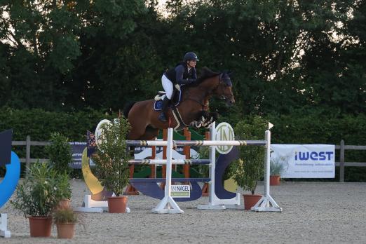 Foto: Hanna Nordström sichert sich mit ihrem niederländischen Wallach Iprimero im Stechen den Sieg im Großen Preis von Friedrichskoog, einer Springprüfung der Klasse S** über 1,45 Meter - Fotograf: Photo Rocket