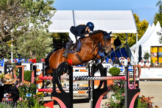 Foto: In der Zwei-Phasen-Springprüfung, Preis der Aloga Auction, über 1,40 Meter hohe Hindernisse sicherte sich Pia Sophie Haensel mit Lord Jumpleroy Platz eins - Fotograf: RathmannVerlag/Malina Blunck