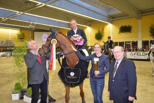 Foto: Henry Vaske und Quinaro - Siegerpaar im Großen Preis der Warsteiner Brauerei. Es gratulieren (v.l.) Turnierleiter Uwe Wendt, geschäftsführende Gesellschafterin der Warsteiner Gruppe, Catharina Cramer, und Peter Rathmann (Turnierleitung) - Fotograf: Karl-Heinz Frieler