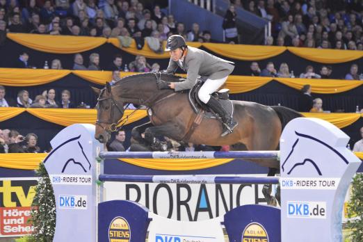 Foto: Ludger Beerbaum mit Chaman, Sieger im Solartechnik Stiens Grand Prix - Fotograf: Karl-Heinz Frieler 