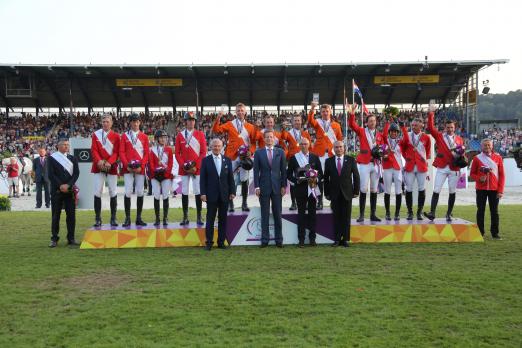 Foto: Den Teams gratulieren Carl Meulenbergh (Präsident Aachen-Laurensberger Rennverein, links), Dr. Carsten Oder, Vorsitzender der Geschäftsleitung Mercedes-Benz Cars Vertrieb Deutschland und Leiter MBVD (2.v.l.) und FEI-Präsident Ingmar de Vos (rechts). - Fotograf: Aachen 2015/ Andreas Steindl