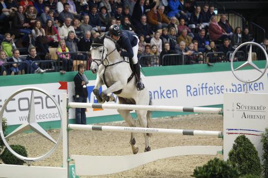 Foto: Gewann nach 2013 zum zweiten Mal den Mercedes-Benz-Cup von Süverkrüp + Ahrendt in Neumünster: Felix Haßmann mit Cayenne WZ. - Fotograf: Stefan Lafrentz